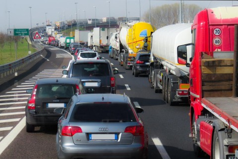 Schwerer Verkehrsunfall auf der A 1 in Fahrtrichtung Köln mit Vollsperrung
