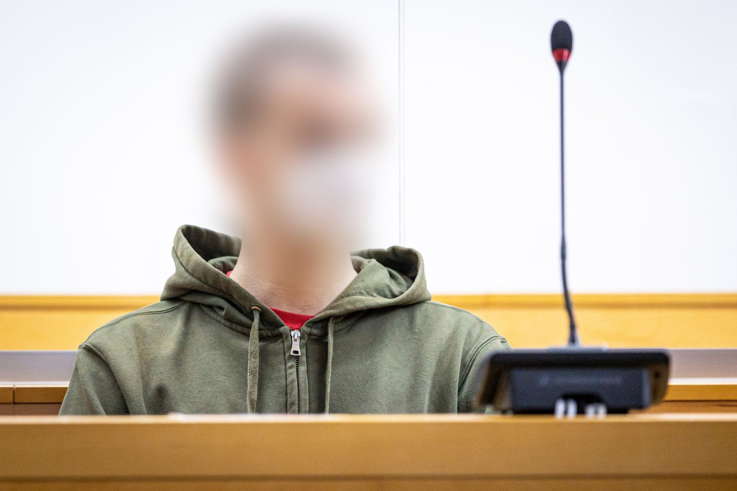 Der Angeklagte sitzt beim Prozessauftakt in einen Saal des Landgerichts Hannover.