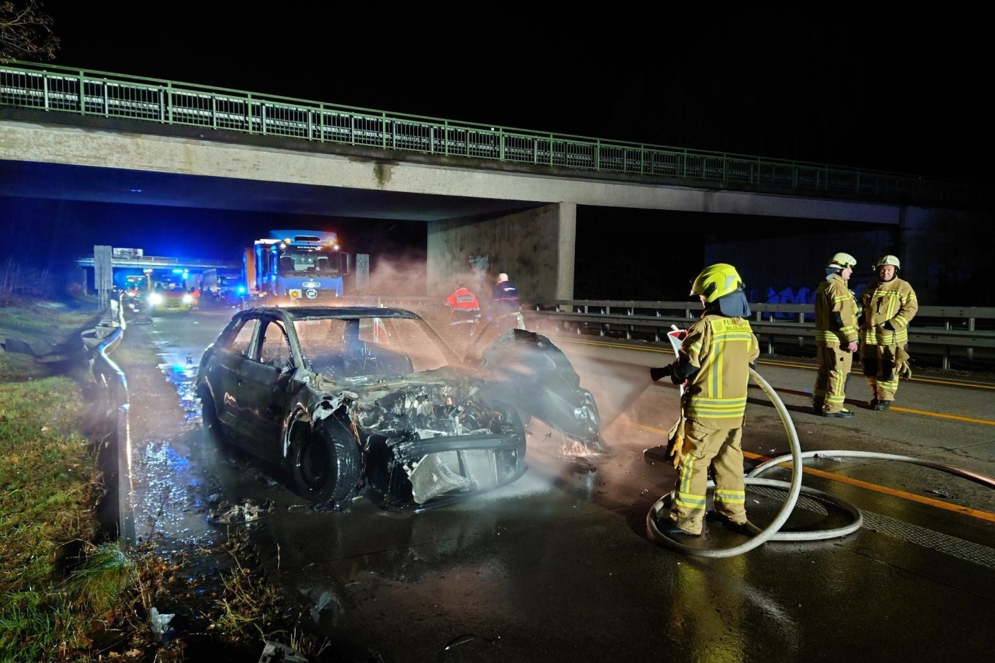 Die Feuerwehr löscht das brennende Fahrzeug des tatverdächtigen 49-Jährigen auf der Autobahn 1 bei Wildeshausen.