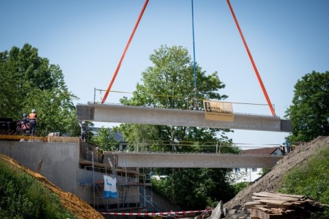 Neue Remberg-Brücke – Vier Hauptträger sind nun an ihrem Platz