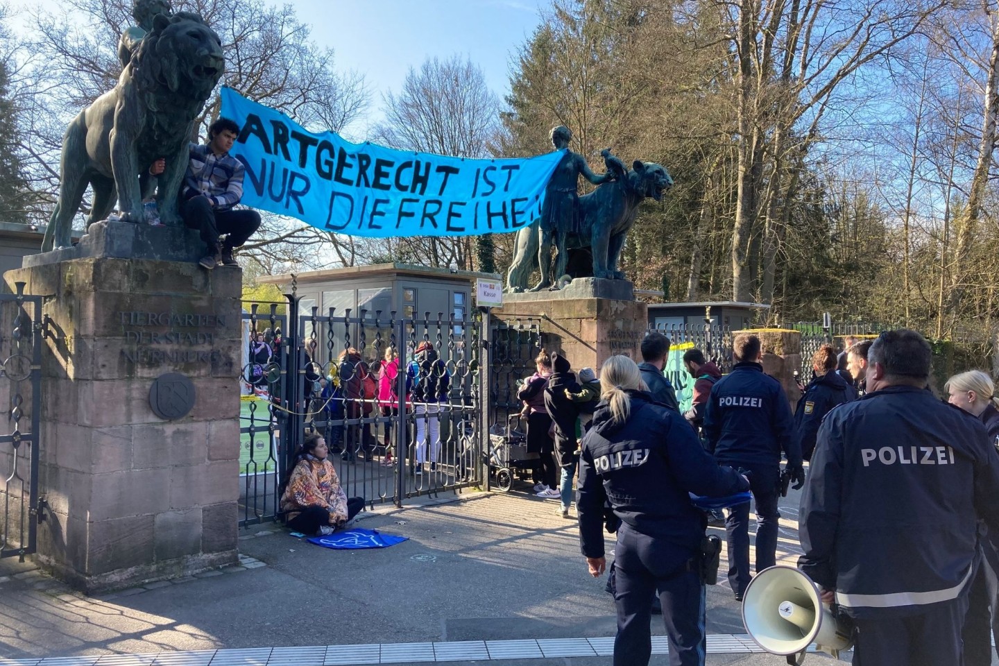 Aktivisten demonstrieren am Nürnberger Zoo gegen die geplante Tötung von Pavianen.