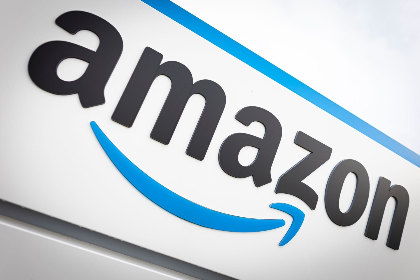Zwei Amazon-Mitarbeiter sind nach Diebstählen zu Haftstrafen verurteilt worden.