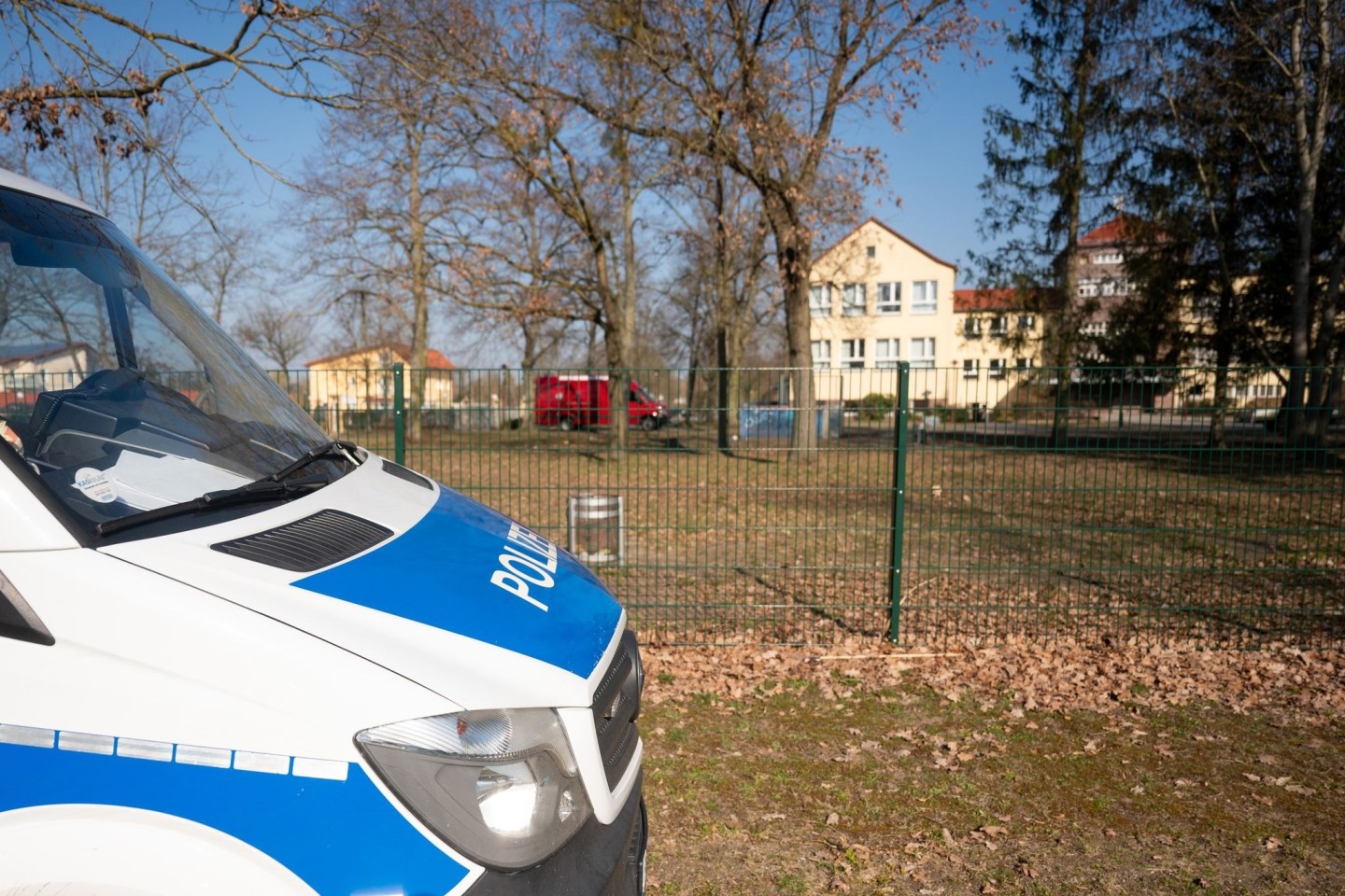 Speziell ausgebildete Einsatzkräfte haben die Schule in Petershagen durchsucht.
