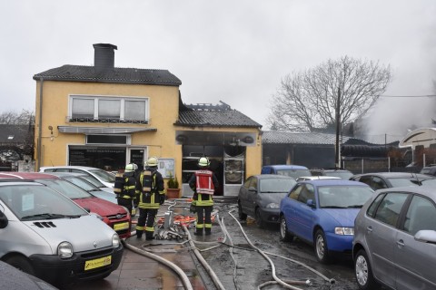 Großbrand in einer Autowerkstatt in Lütgendortmund