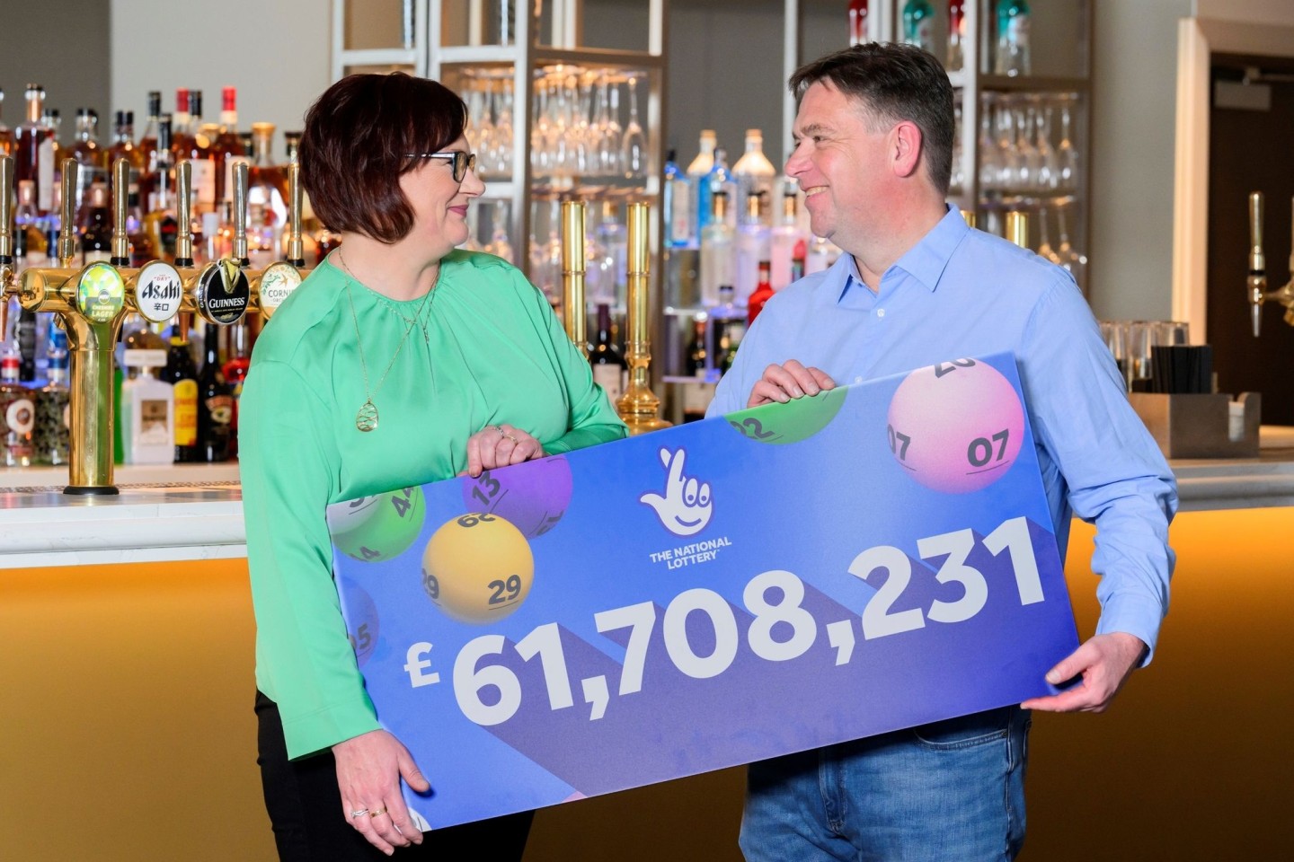 Debbie und Richard Nuttall nehmen 61.708.231 Pfund (etwa 71 Millionen Euro) mit nach Hause.