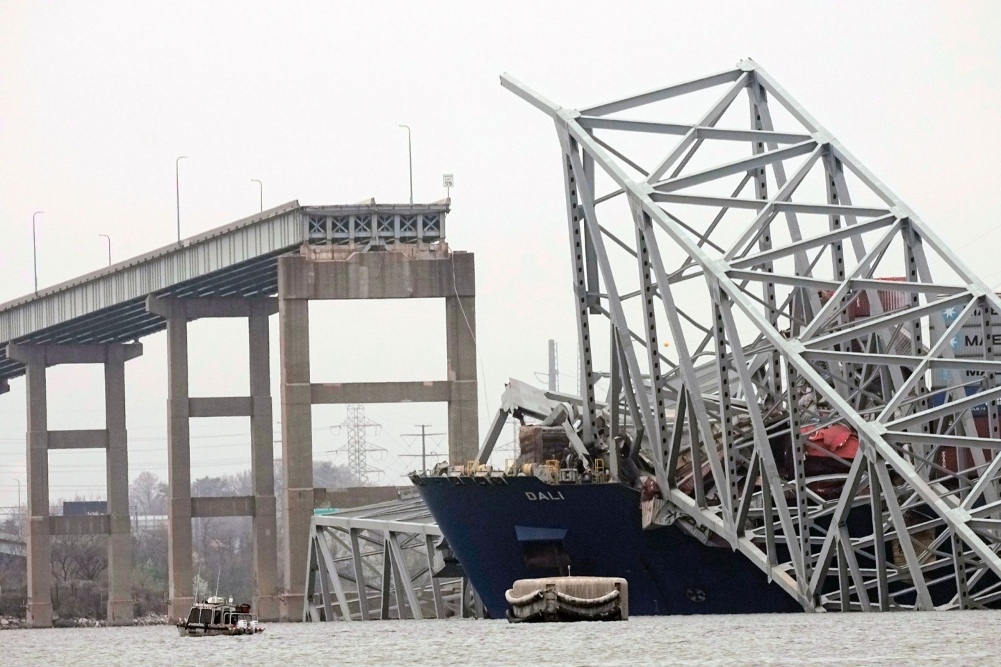 Das Containerschiff steckt unter einem Teil der Francis Scott Key Bridge fest.