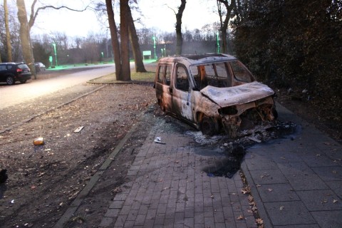 Erster Weihnachtstag - Fahrzeugbrand mit Totem in Duisburg
