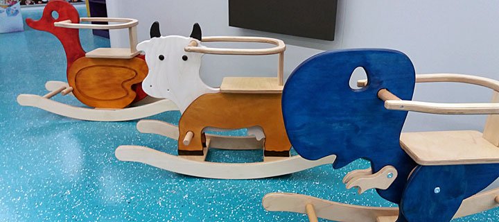 Der blaue Dino, die rote Ente und die weiße Kuh bei Asselner Spielwaren eingetroffen