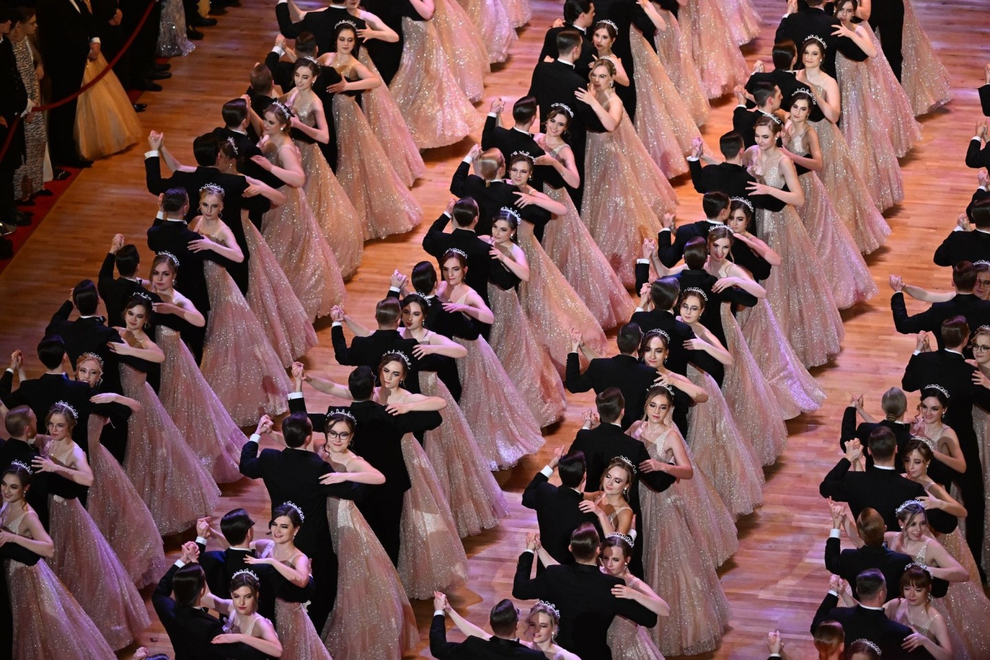 180 Debütantinnen und Debütanten zogen zu den Klängen des «Persischen Marsches» von Johann Strauss ein.