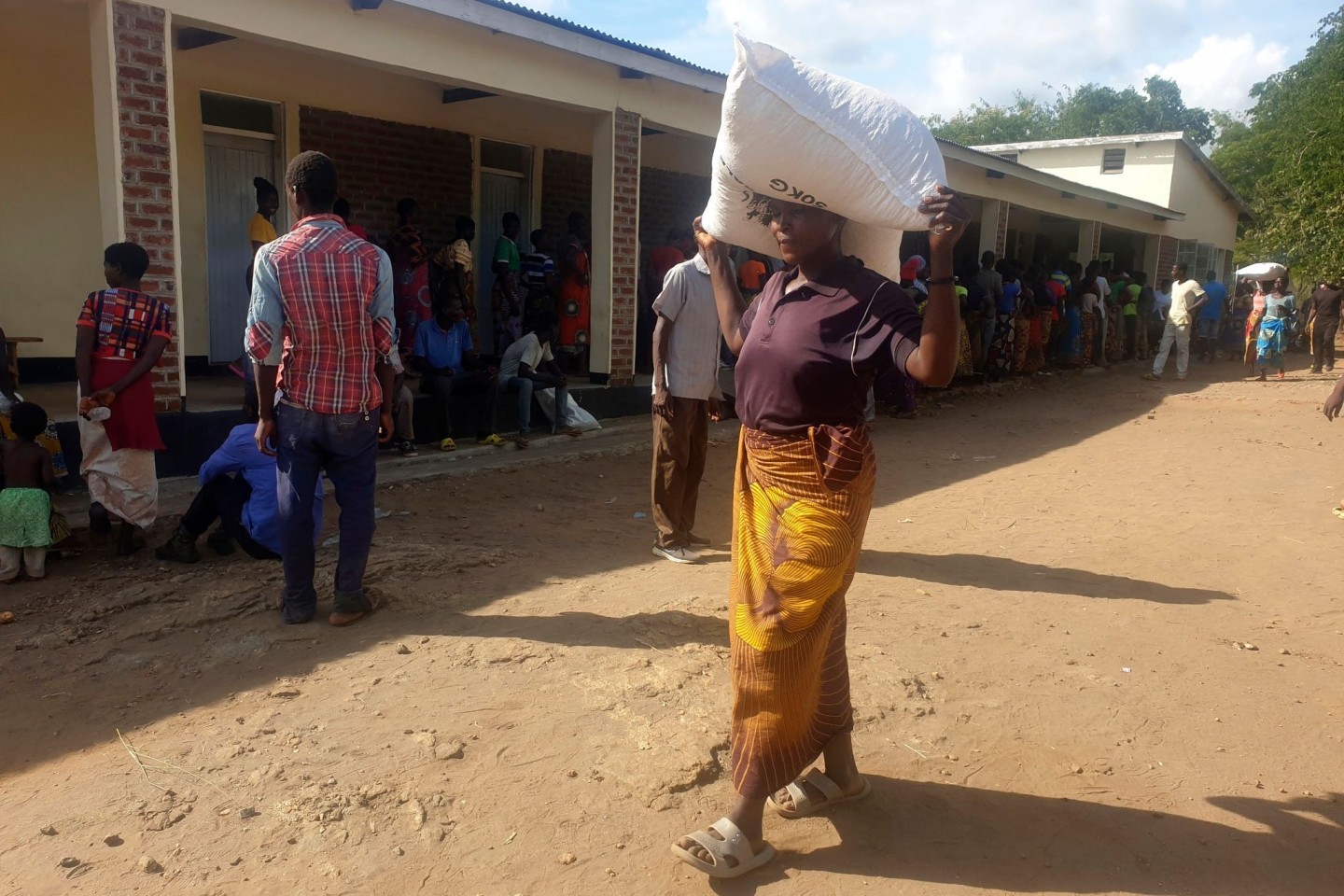 Eine Frau trägt einen Sack mit Maismehl, den sie in einem Verteilungszentrum des Welternährungsprogramms erhalten hat: Im südlichen Afrika wurde der Notstand ausgerufen.