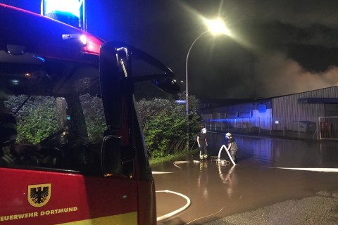 Regen ohne Ende - Straße in Lindenhorst überflutet