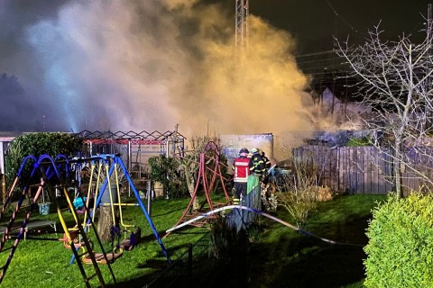 Gartenlaube in Mengede bei Brand komplett zerstört - Zwei weitere Lauben wurden beschädigt