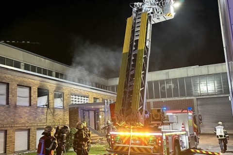 Mitten in der Nacht: Feuer in einem Bürogebäude