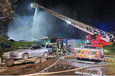 Feuer in Lindenhorst - Brennende Schrottautos und Reifen