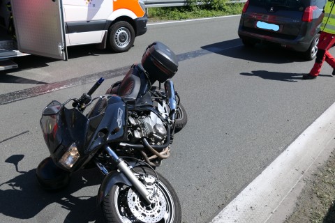 Unfall auf der A45 Motorradfahrer nach Zusammenstoß mit Pkw auf der Autobahn verletzt