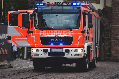 Feuer in einem Reifenlager eines Gewerbebetriebes in Dortmund-Eving