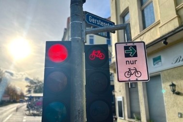 Grünpfeil exklusiv für Radfahrende: 24 Ampeln im Stadtgebiet erhalten das neue Schild als Zusatz