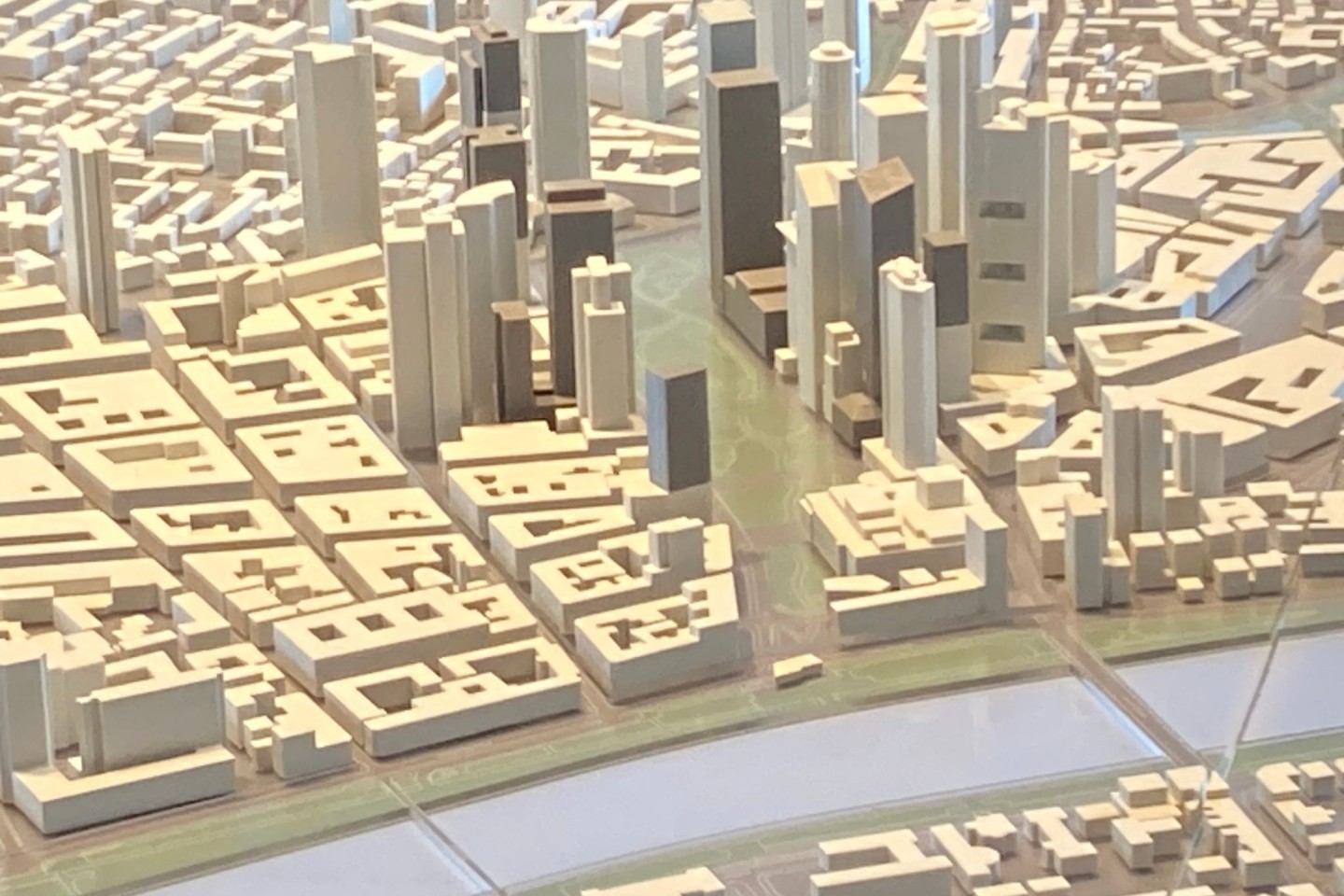 Die im Modell weißen Hochhäuser stehen bereits, die dunkelgrauen wären nach dem neuen Hochhausentwicklungsplan möglich, die hellgrauen waren schon im Plan von 2008 vorgesehen.