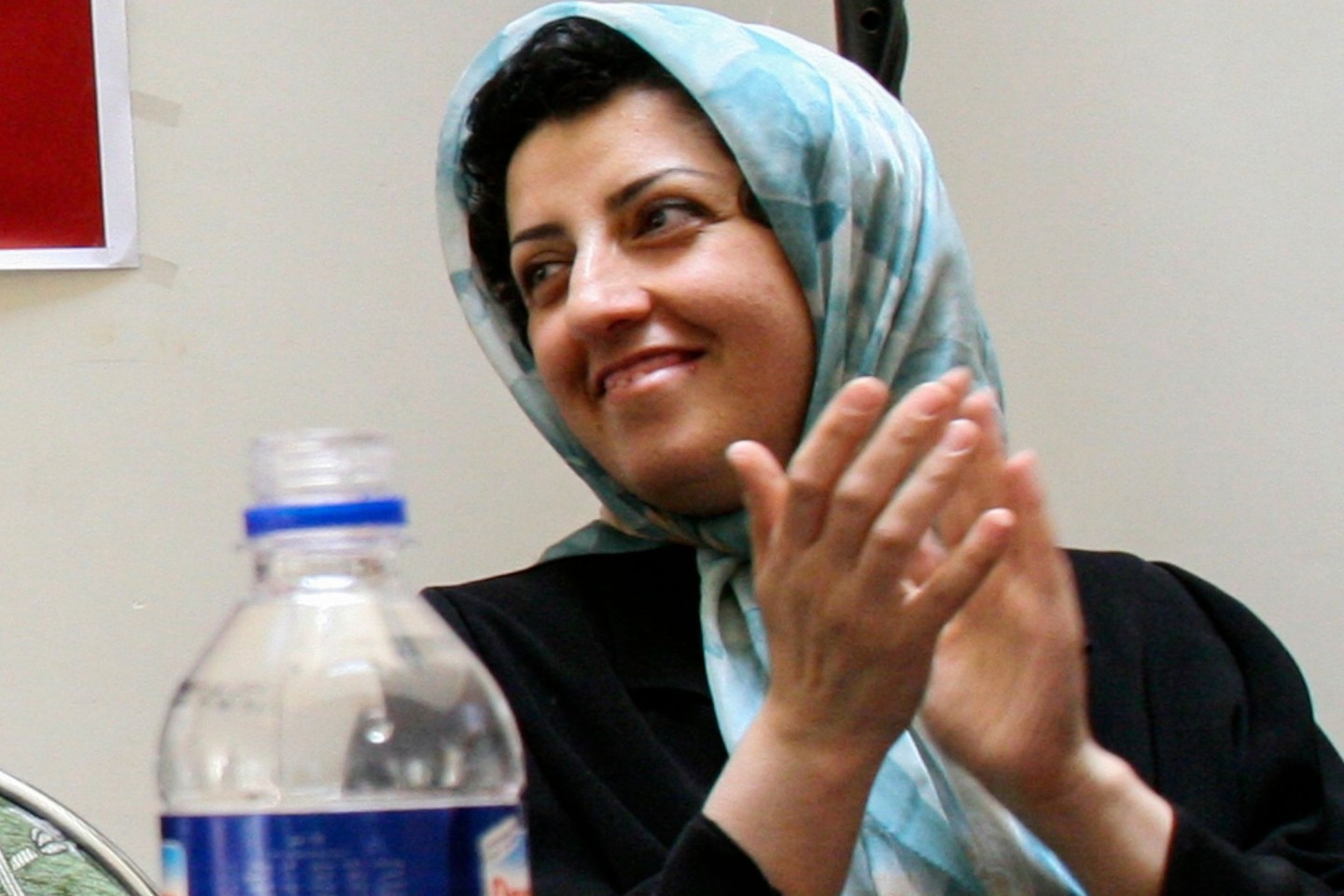 Narges Mohammadi applaudiert bei einem Treffen über Frauenrechte am 03.07.2008 in Teheran.