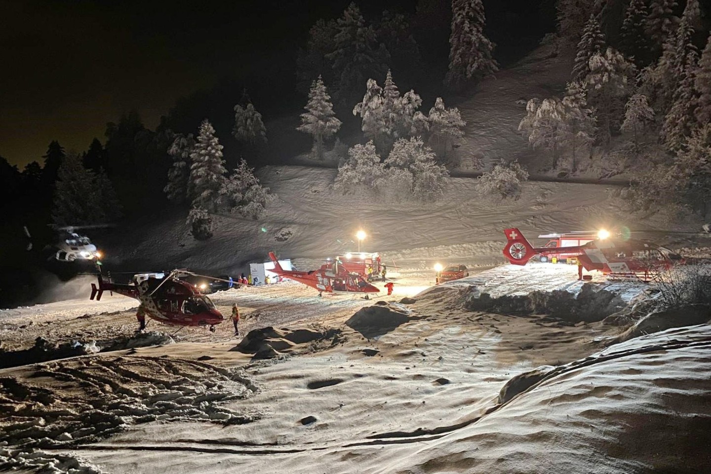Bergretter und Hubschrauber bereiten sich auf den Abflug zum Berg Tête Blanche in den Schweizer Alpen vor.