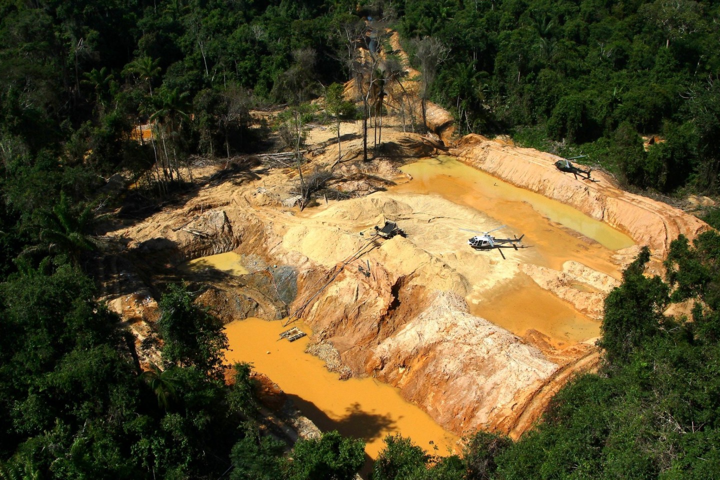 Blick aus einem Hubschrauber der brasilianischen Umweltbehörde auf ein illegales Bergbaulager während einer Operation zur Eindämmung des illegalen Bergbaus im Gebiet der Yanomami-Indianer...