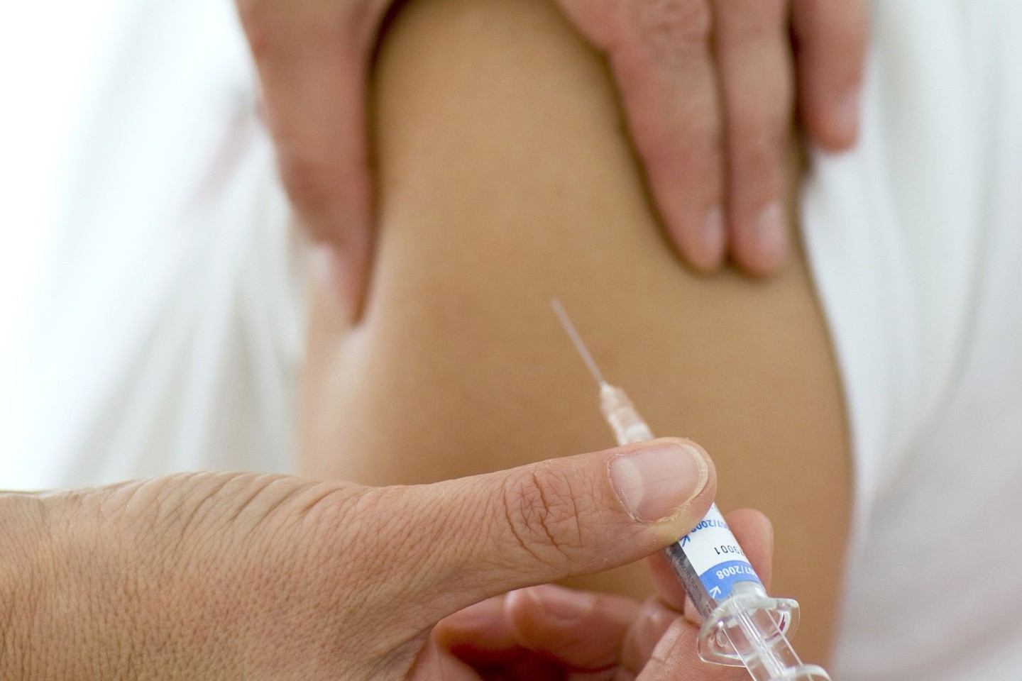 Eine Impfung gegen krebsauslösende Humane Papillomviren (HPV) wird verabreicht.