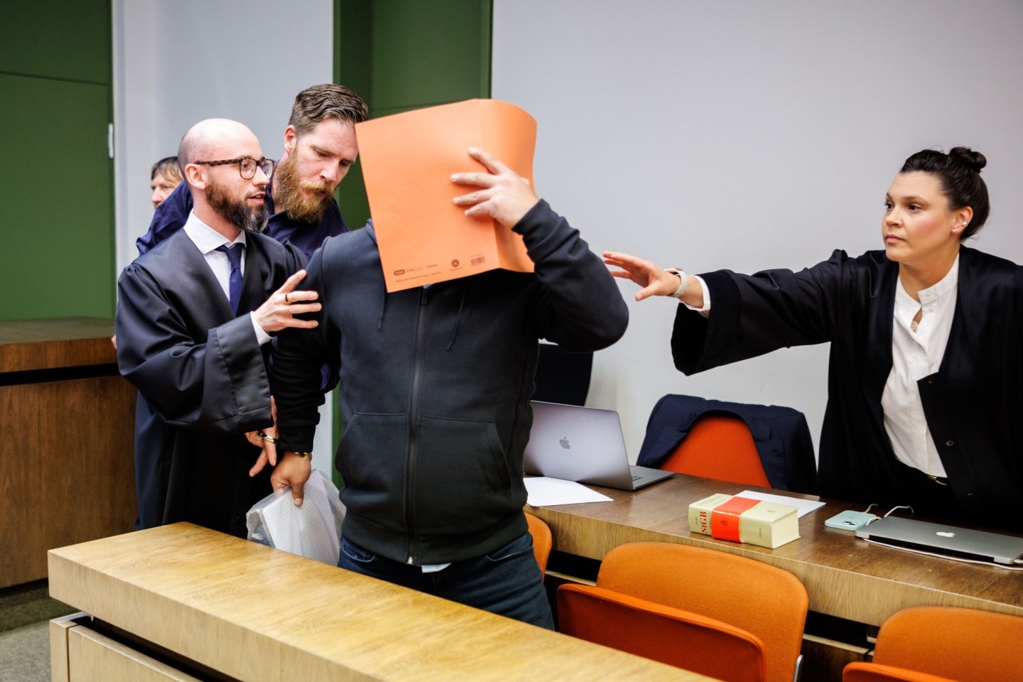 Der Angeklagte (m.) ist vom Landgericht München zu einer Haftstrafe verurteilt worden.