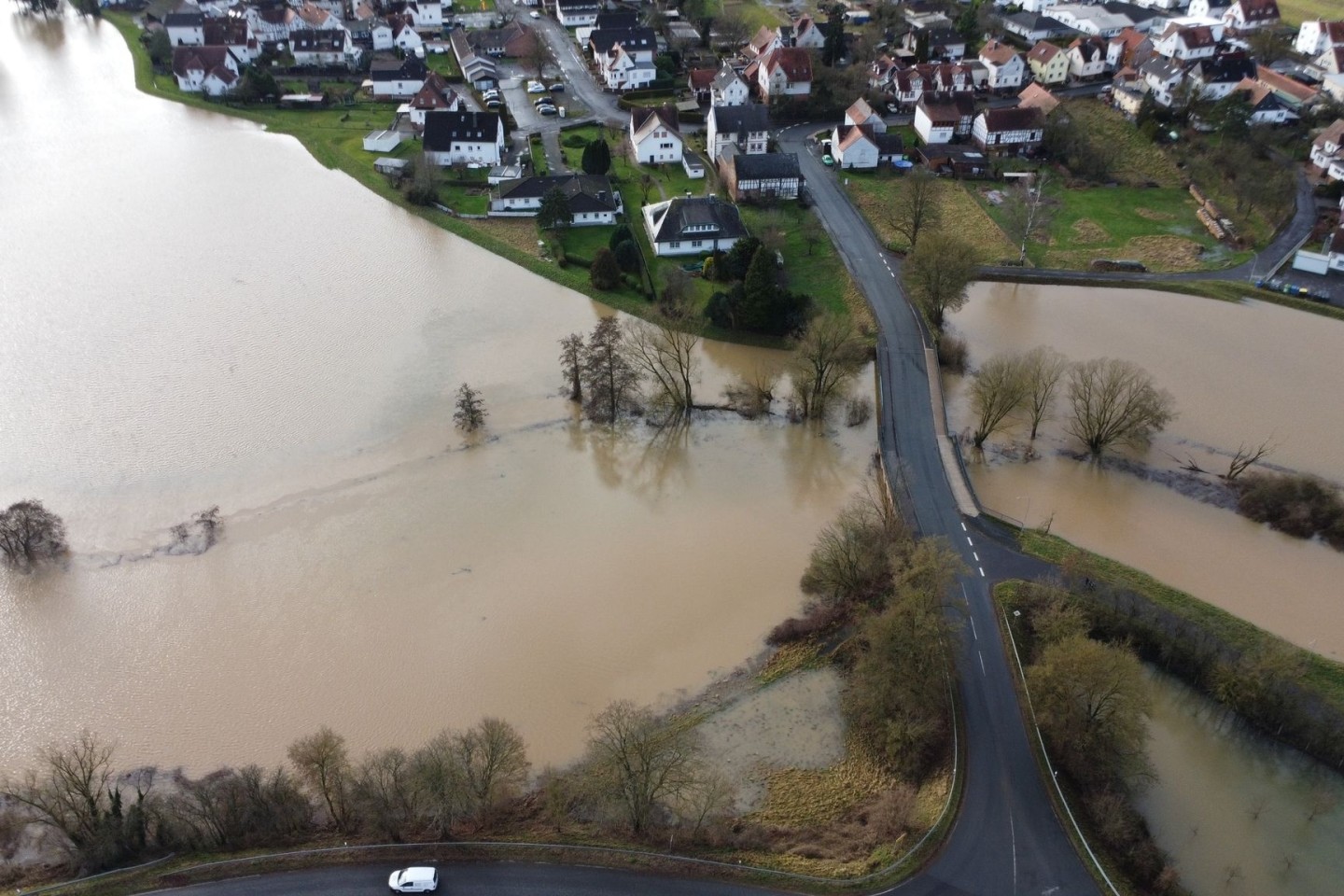 Hochwasser im Landkreis Marburg-Biedenkopf. Die Lahn ist weit über ihre Ufer getreten. Auch in Hessen ist die Hochwasserlage angespannt.
