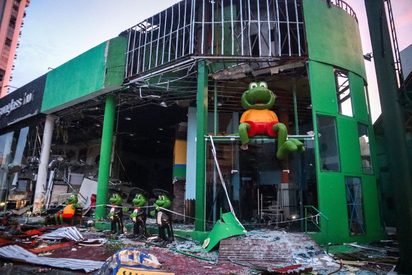 Blick auf das zerstörte Schaufenster eines Ladens in Acapulco.