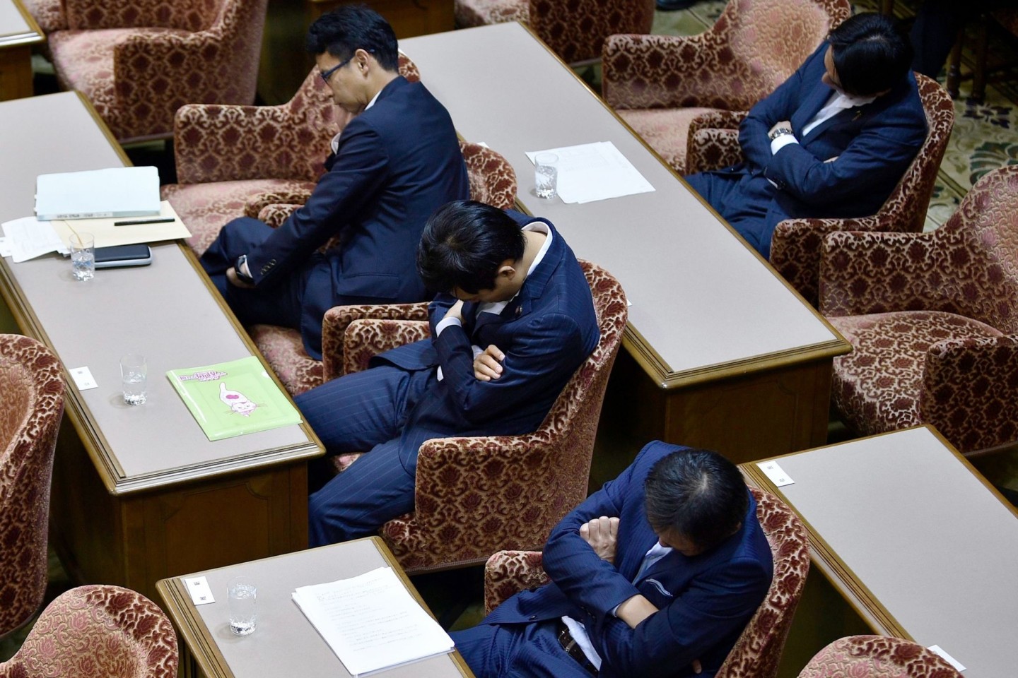 Abgeordnete schlafen während einer Unterbrechung einer Sitzung des Oberhauses in Tokio.