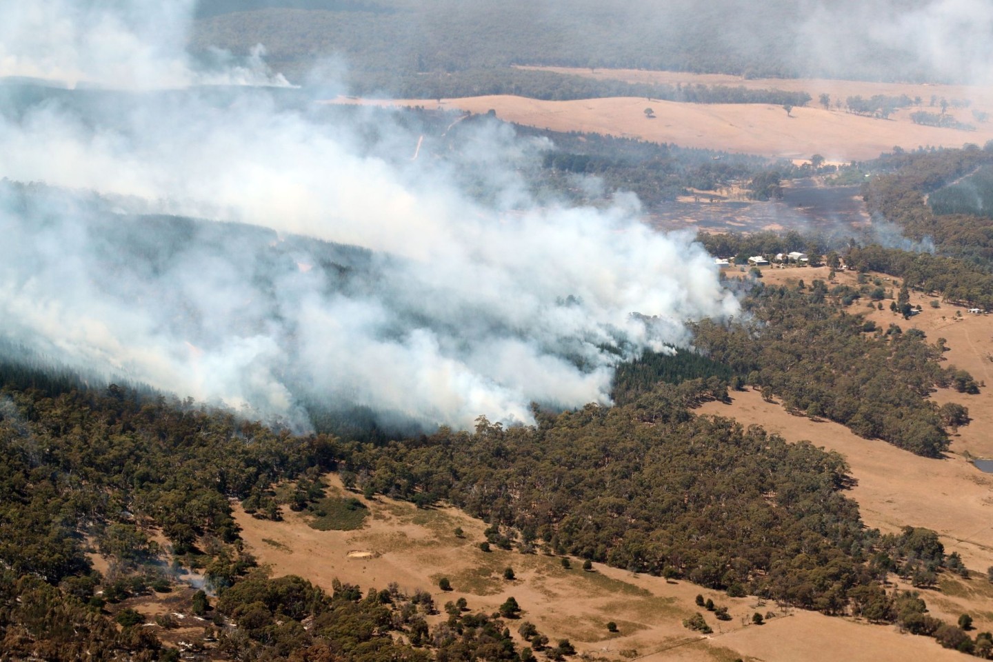 Feuerwehrleute kämpfen weiter gegen ein großes Buschfeuer im Westen Victorias.
