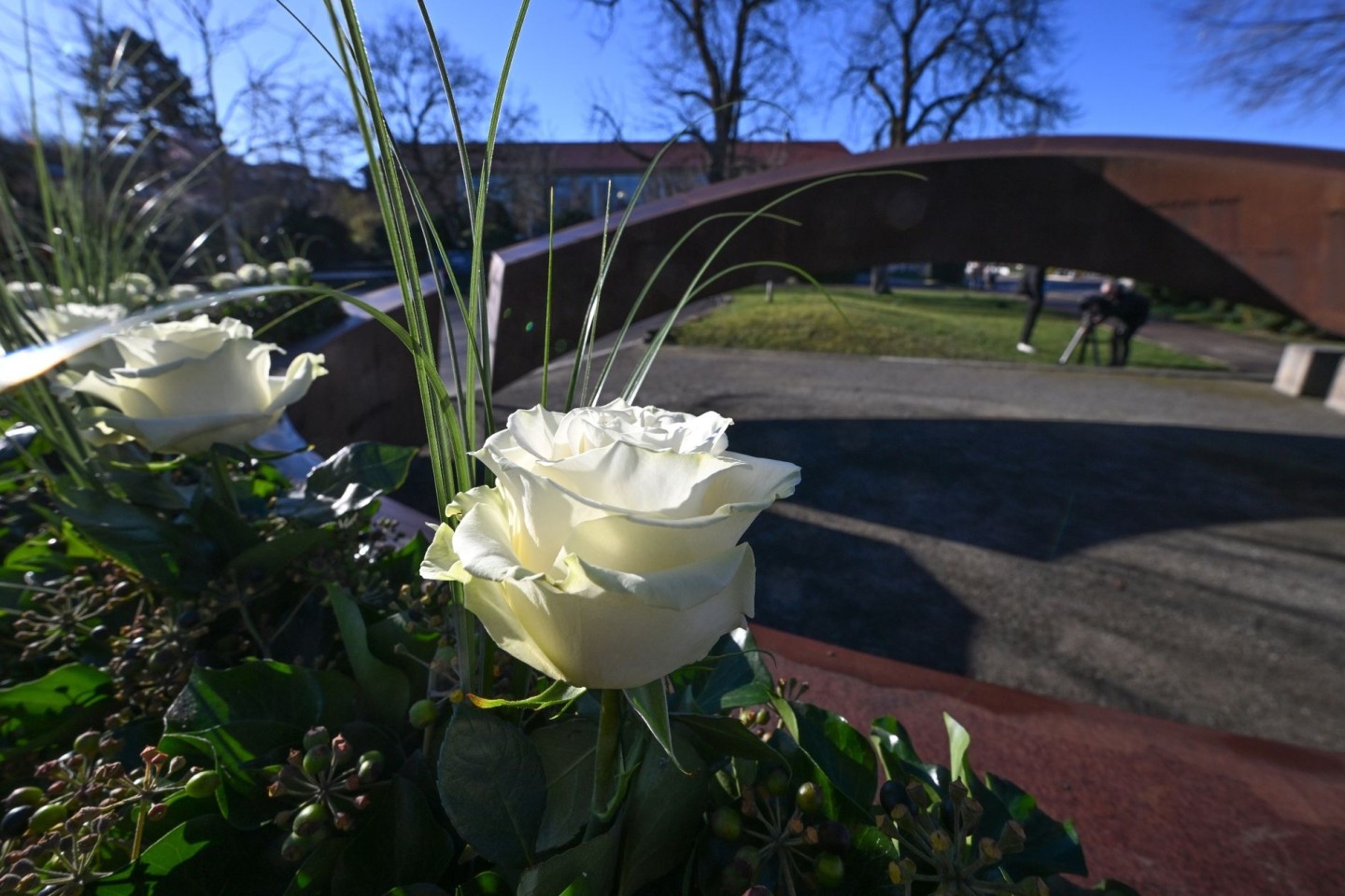 Weiße Rosen stehen an der Gedenkstätte 