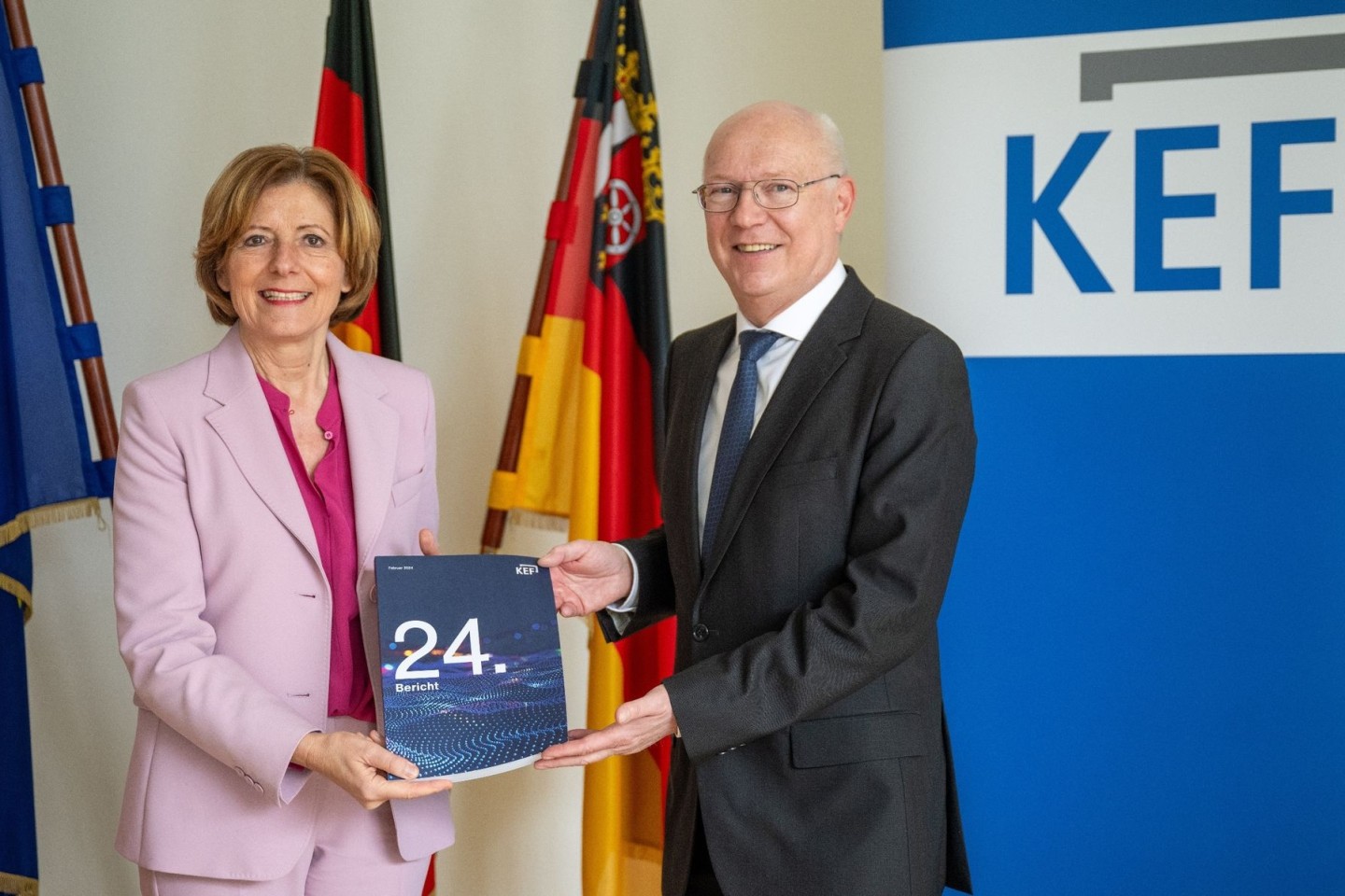 Der KEF-Vorsitzende Martin Detzel übergibt den 24. KEF-Bericht an Ministerpräsidentin Malu Dreyer.