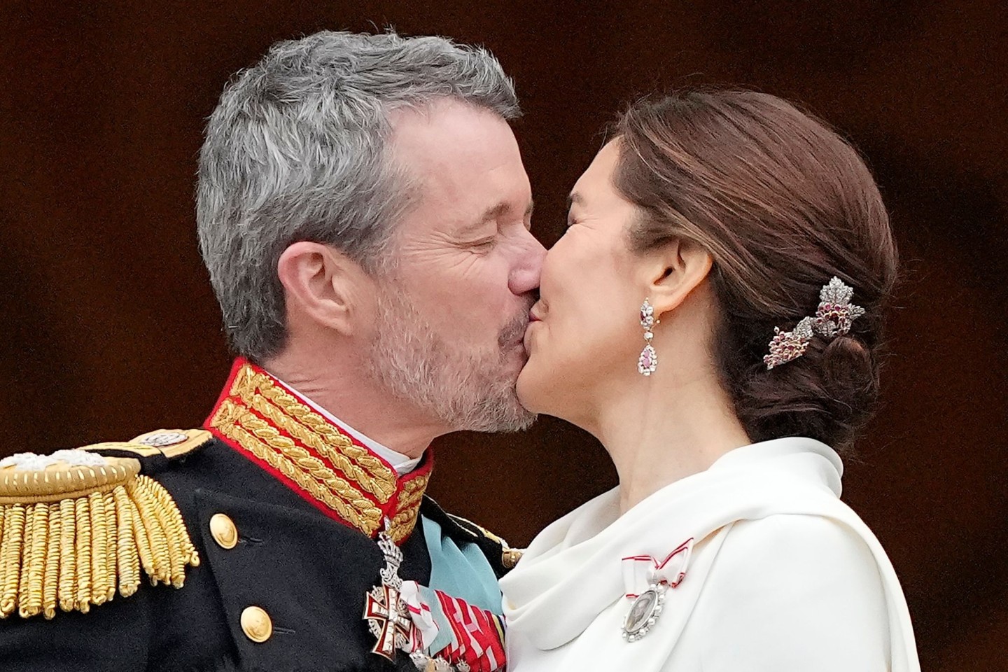 Dänemarks König Frederik X. küsst seine Frau, Dänemarks Königin Mary, auf dem Balkon von Schloss Christiansborg.