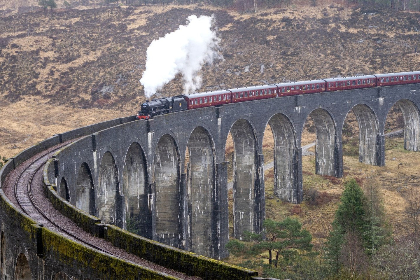 Der erste Jacobite Express der Saison 2022 überquert das Glenfinnan-Viadukt auf seinem Weg von Fort William nach Mallaig. Die «Harry Potter»-Filme machten die Zugstrecke über das Glenfin...