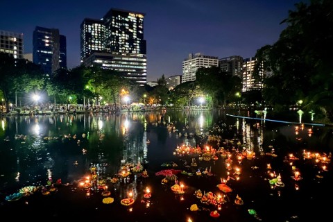 Magisches Fest Loi Krathong: Thailand glänzt im Lichtermeer