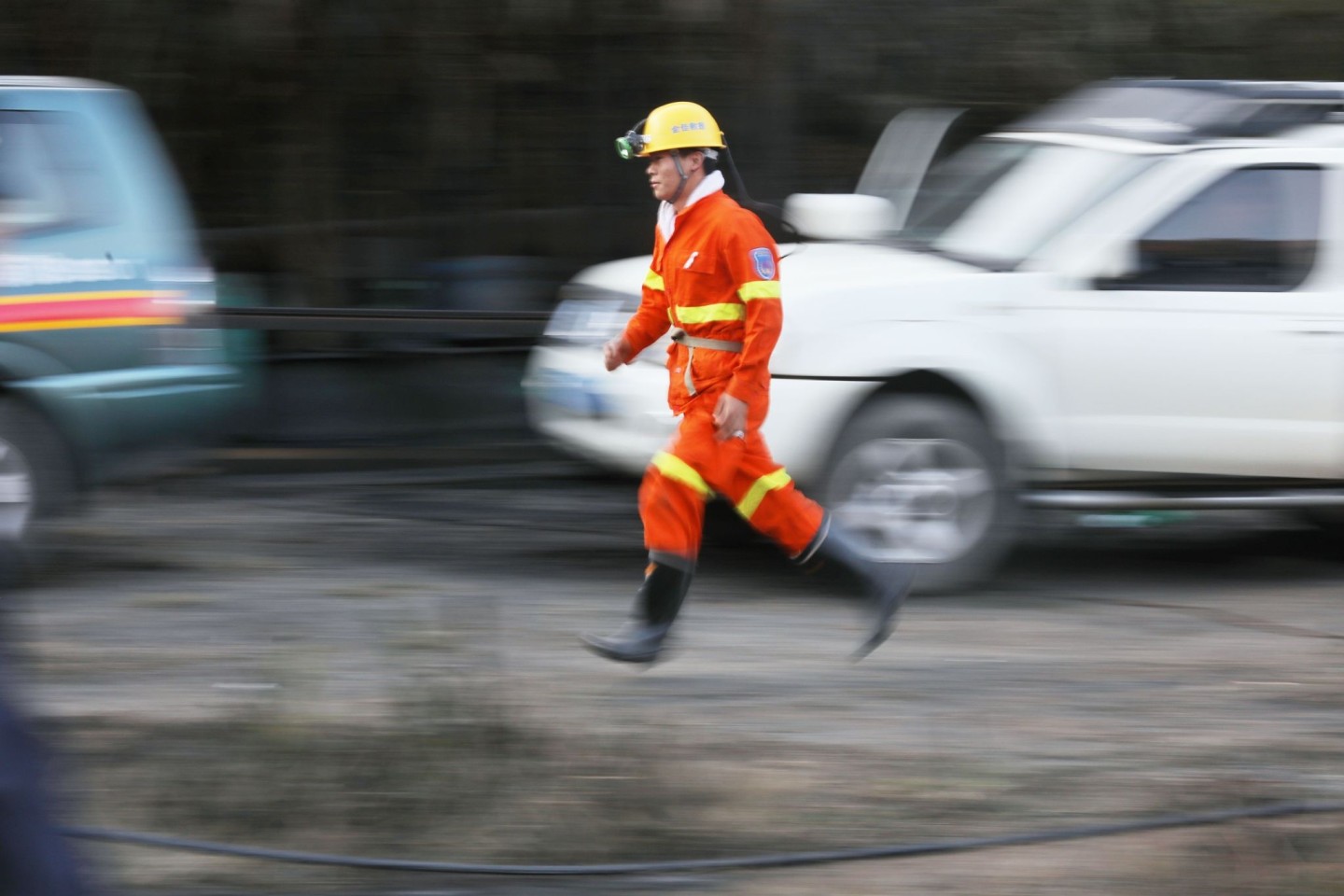 Ein Helfer eines Rettungsdienstes läuft bei einem Einsatz nach einem Grubenunglück.
