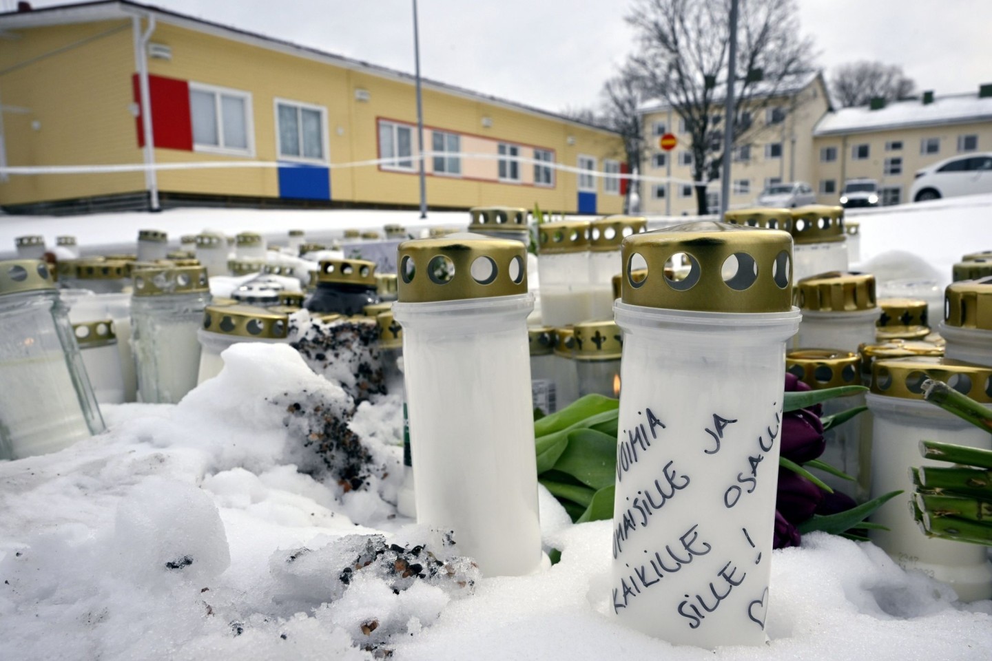 Kerzen und Blumen sind vor der in der Viertola-Schule im finnischen Vantaa aufgestellt.