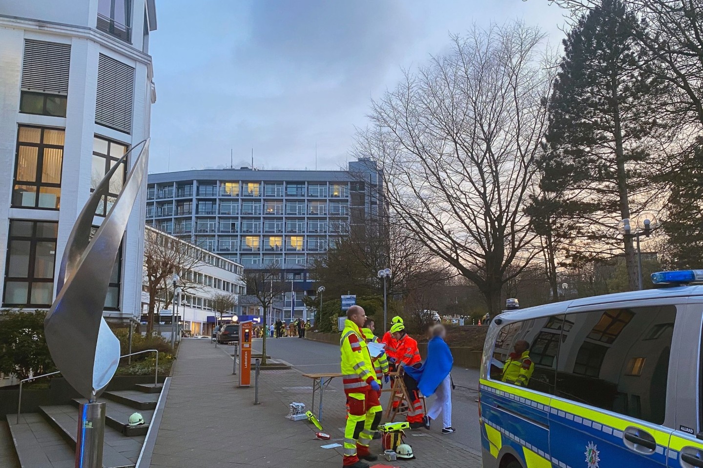 In einem Aachener Krankenhaus gibt es einen größeren Polizeieinsatz.