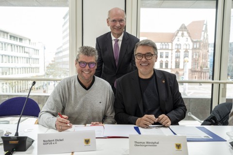 Initiative von Nobby Dickel sorgt für mehr Bolz- und Spielplätze in Dortmund