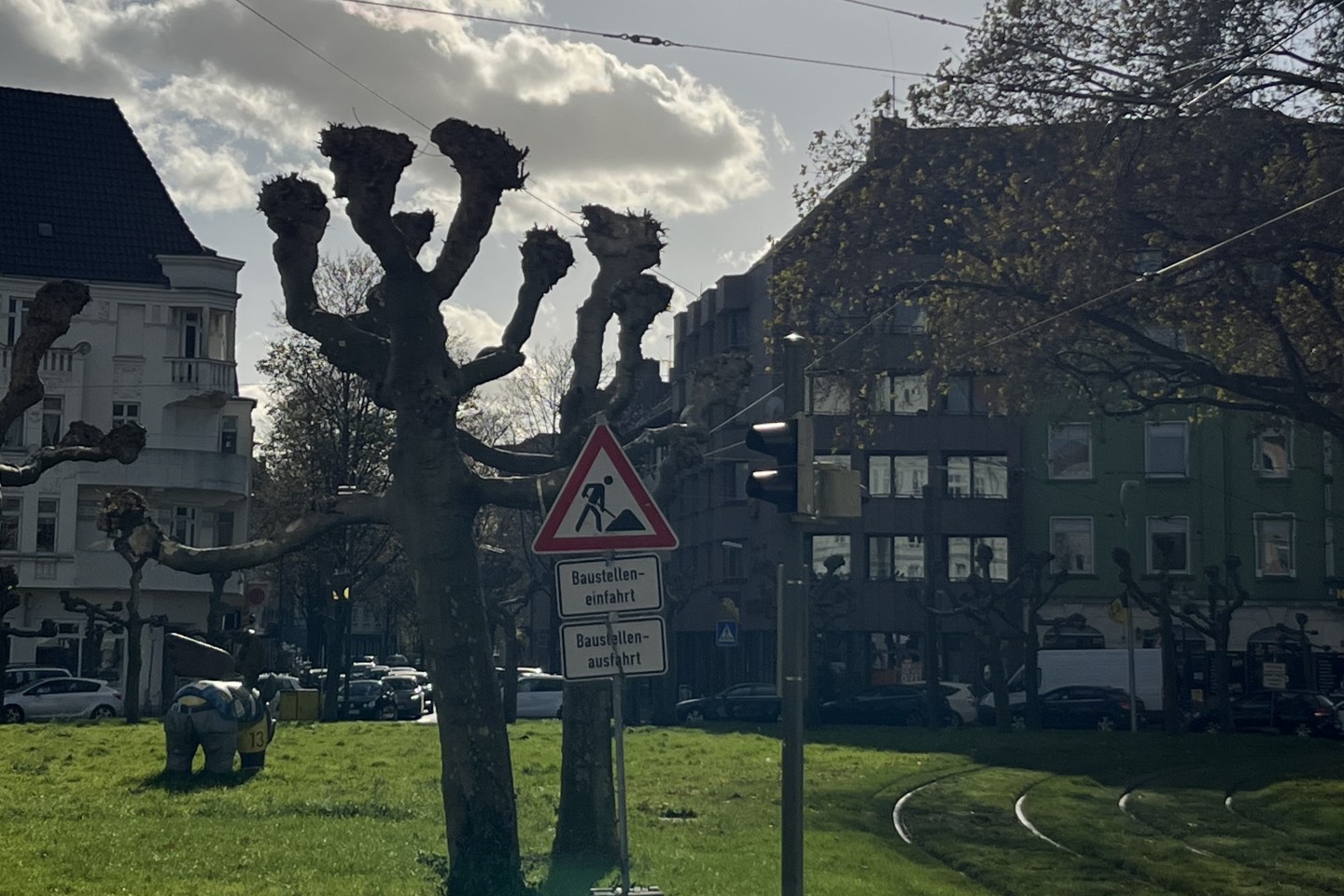 Düsseldorf: Anwohner reserviert seine Einfahrt mit zwei Smarts