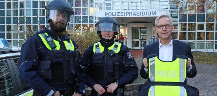 POL-DO: Neue Helme und Westen für die Dortmunder Polizei