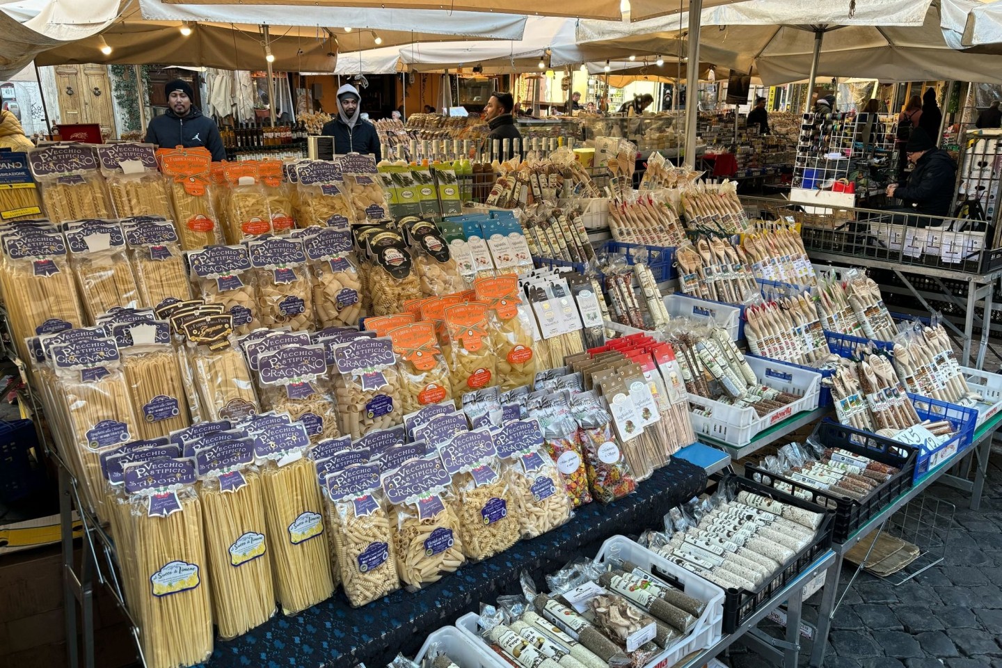 Markt in Rom: Verschiedene Nudelsorten werden auf dem Campo de' Fiori angeboten.