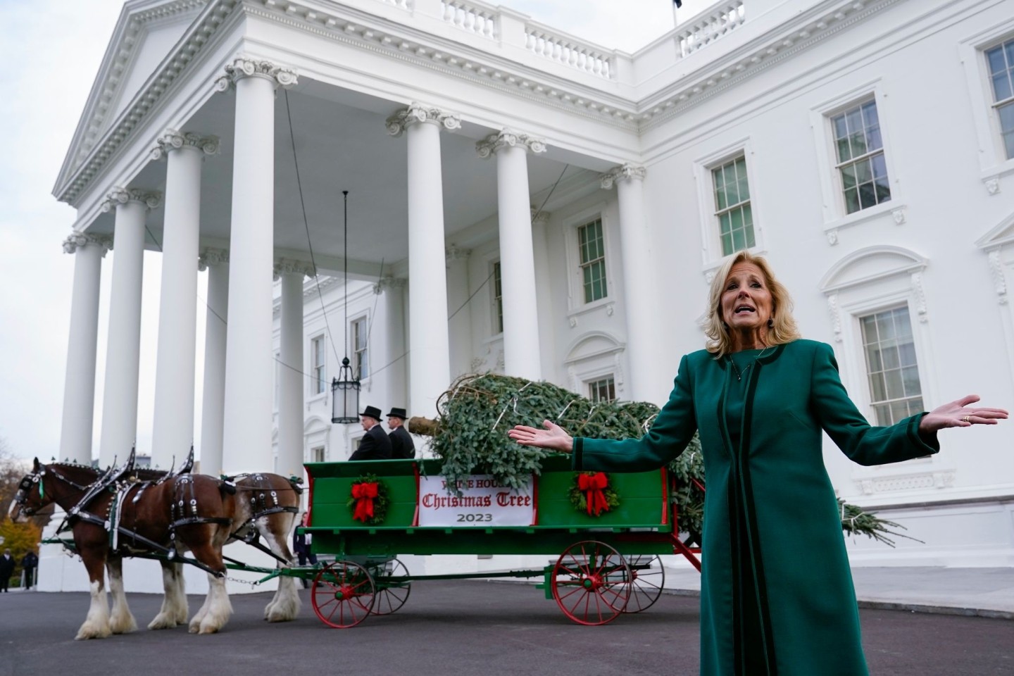 Jill Biden nimmt den offiziellen Weihnachtsbaum für das Weiße Haus in Empfang.