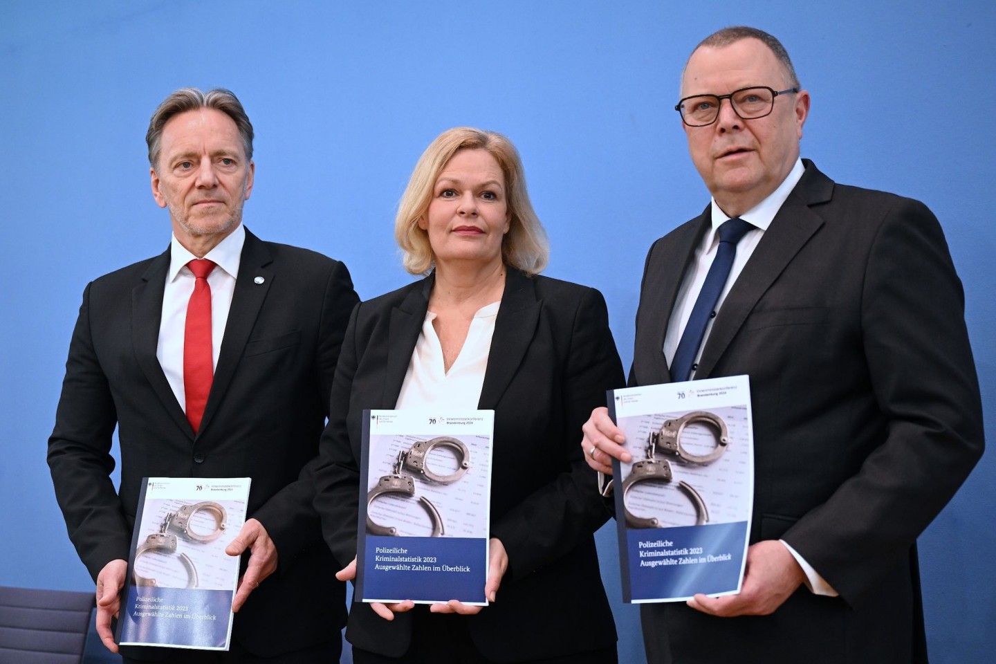Bundesinnenministerin Nancy Faeser mit BKA-Präsident Holger Münch (l.) und Brandenburgs Innenminister Michael Stübgen bei der Vorstellung der Polizeilichen Kriminalstatistik 2023 (PKS).