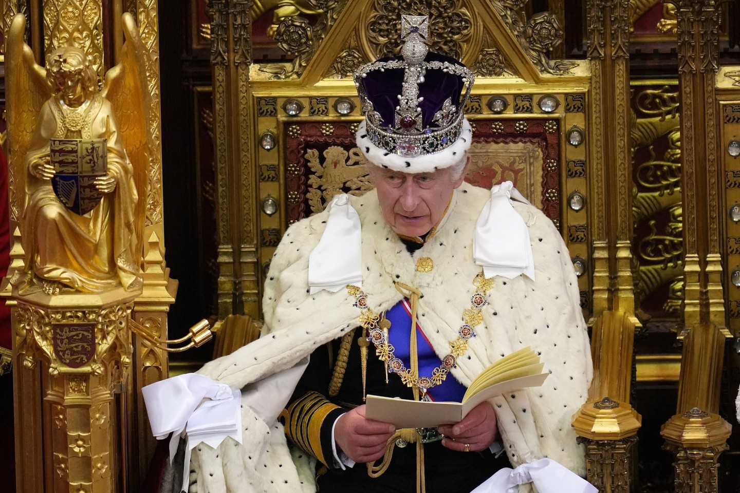 König Charles III. von Großbritannien spricht während der Eröffnung des Parlaments im House of Lords im Westminsterpalast.