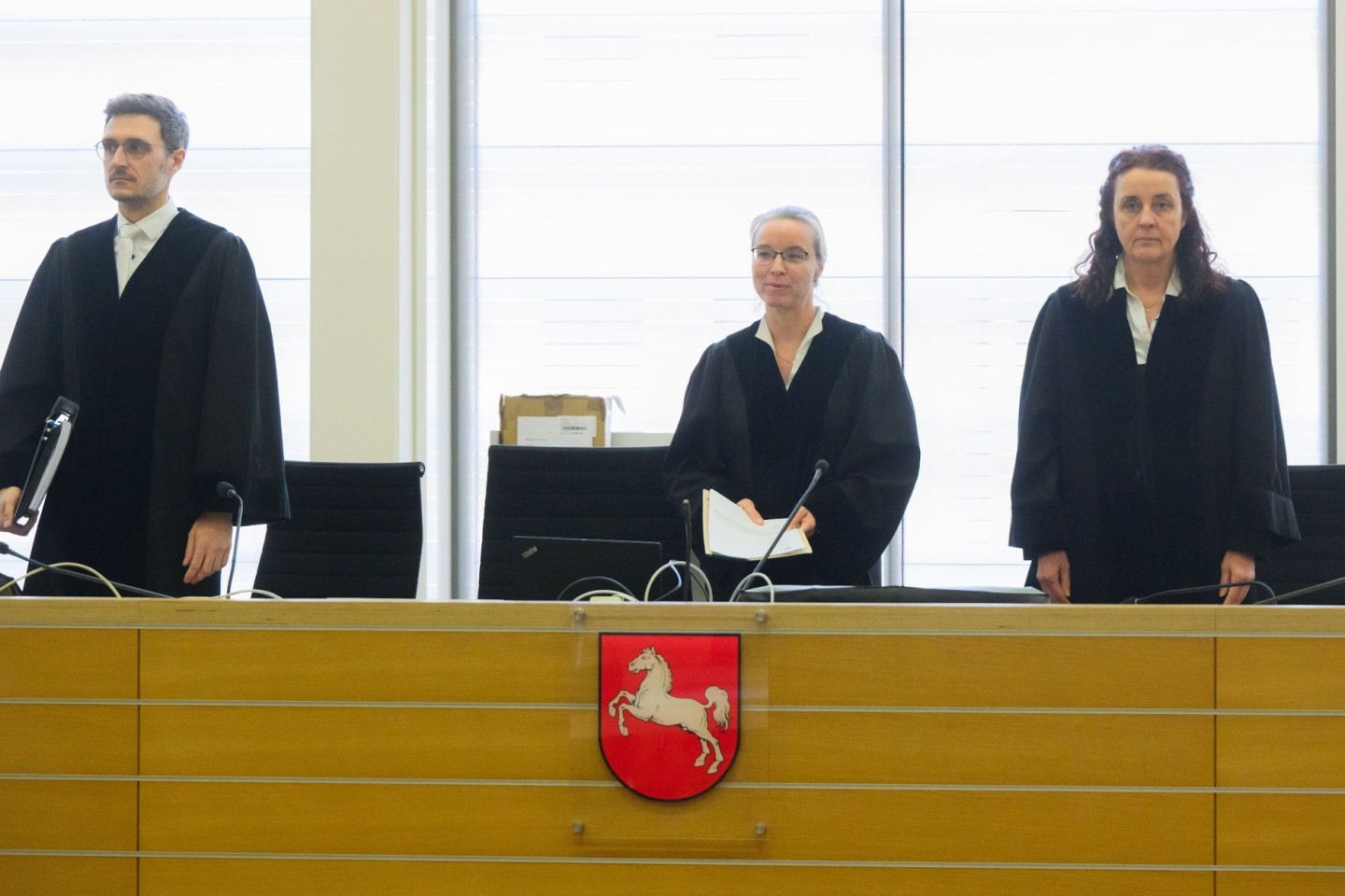 Die vorsitzende Richterin Uta Engemann (M.) mit den Richtern Timo Schmidt (l.) und Anke Hesse (r) zu Prozessbeginn im Gerichtssaal.