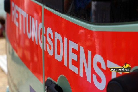 Pkw stößt frontal gegen Straßenbahn: Zwei Verletzte nach Unfall auf dem Brackeler Hellweg