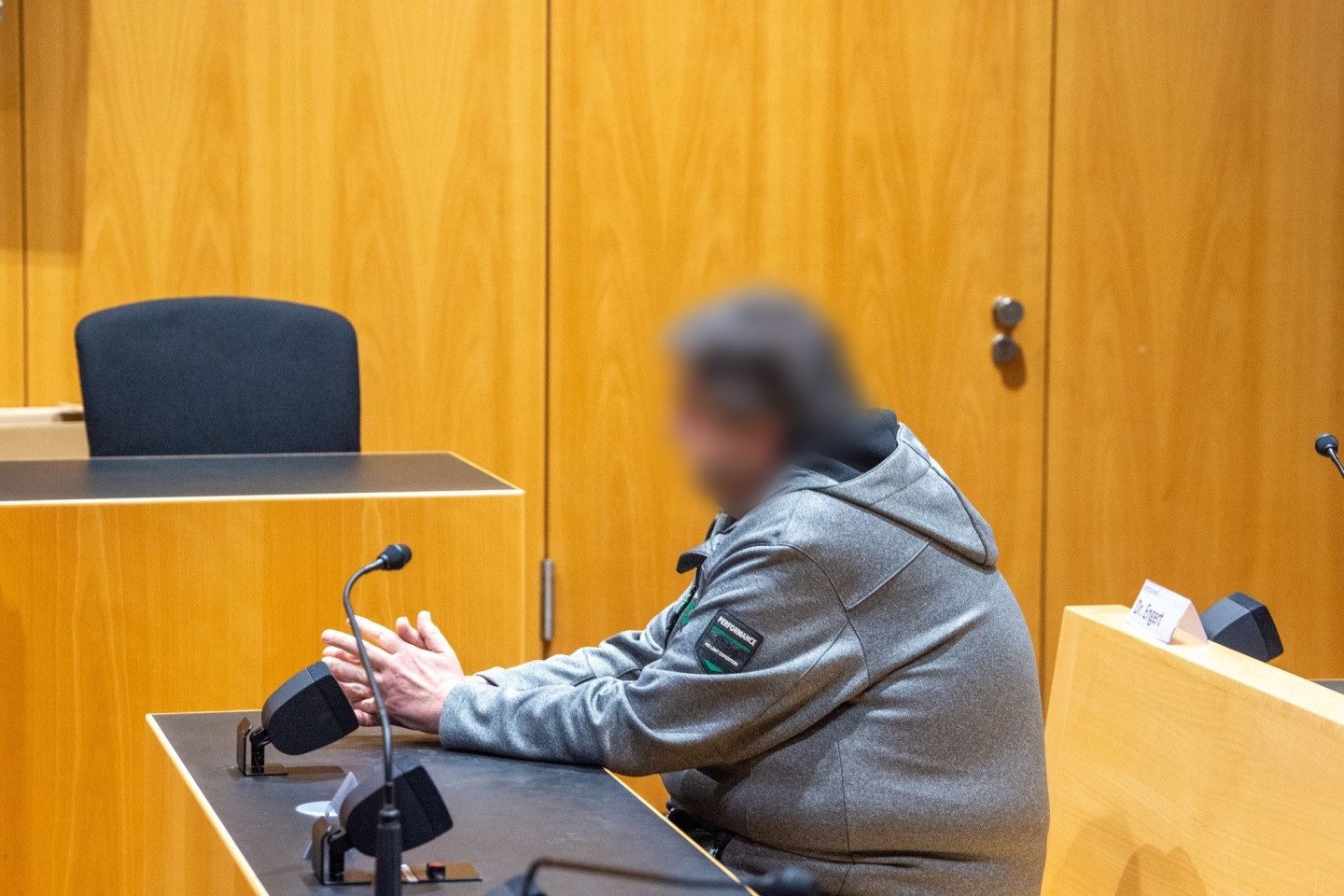 Der 55-jährige SUV-Fahrer sitzt im Landgericht Augsburg auf der Anklagebank.