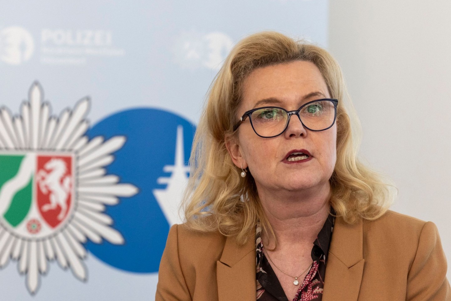 Die Düsseldorfer Polizeipräsidentin Miriam Brauns bei der Pressekonferenz zum Schlag gegen die kriminelle Handelsplattform «Crimemarket».